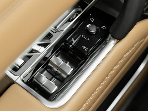 Used 2025 Land Rover Range Rover SE image 19