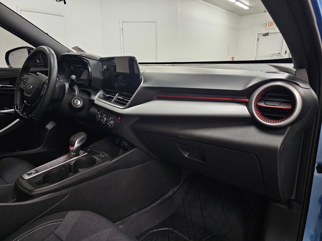 Used 2025 Chevrolet Trax RS w/ Sunroof Package FWD image 13