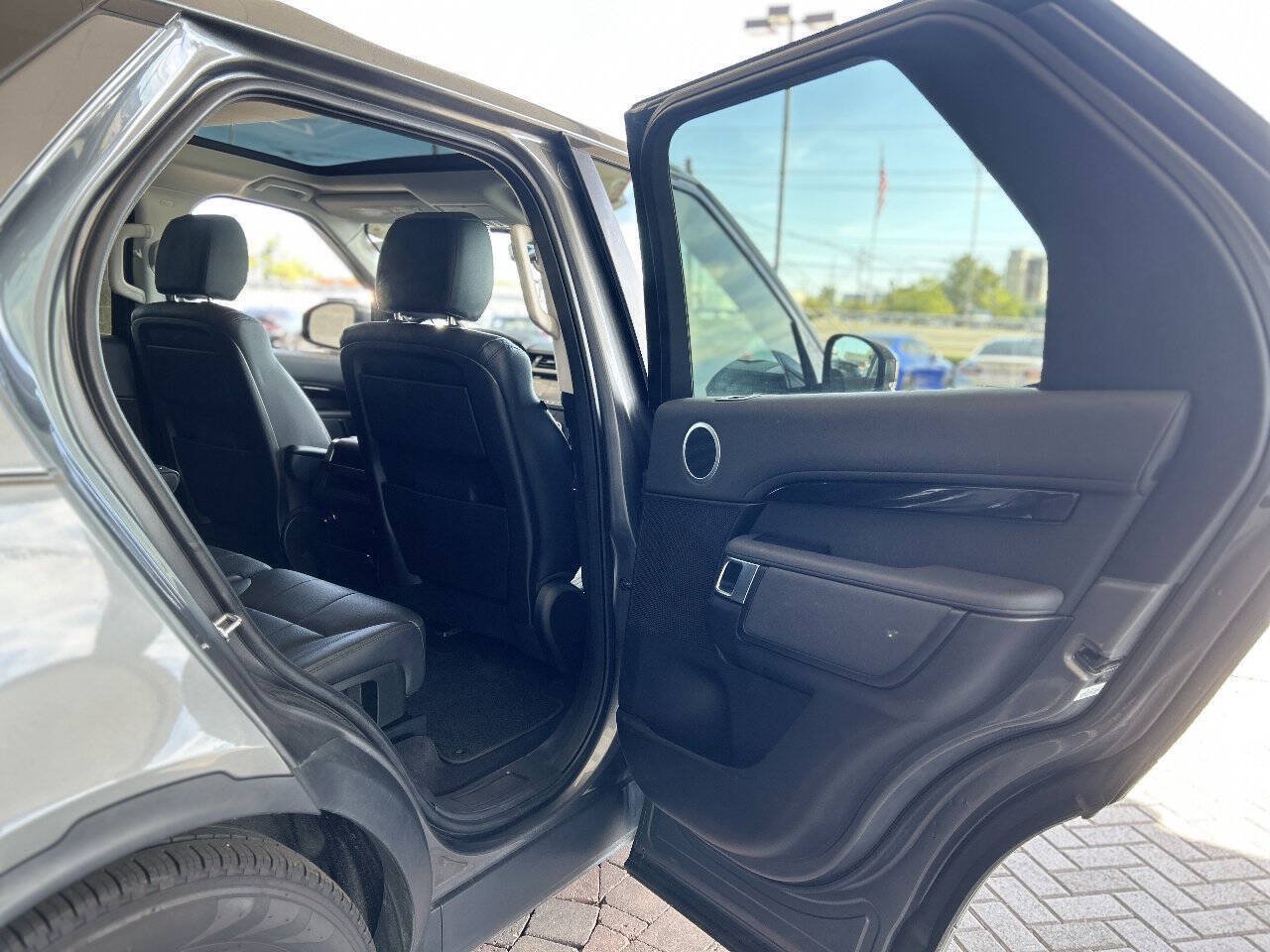 Used 2018 Land Rover Discovery SE AWD/4WD image 45