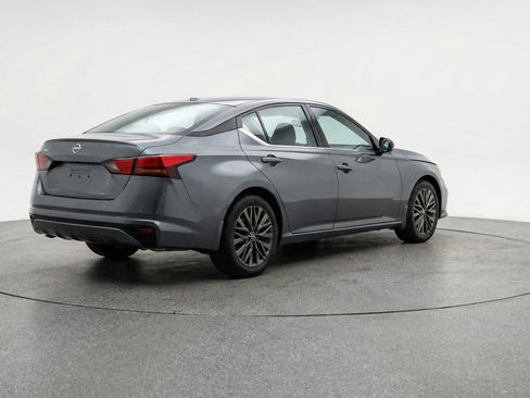 Used 2025 Nissan Altima 2.5 SV FWD image 9