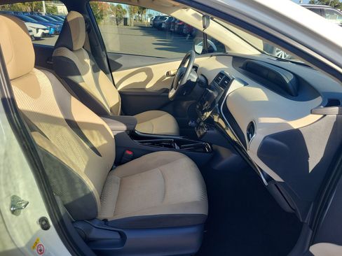 Used 2018 Toyota Prius Four image 7