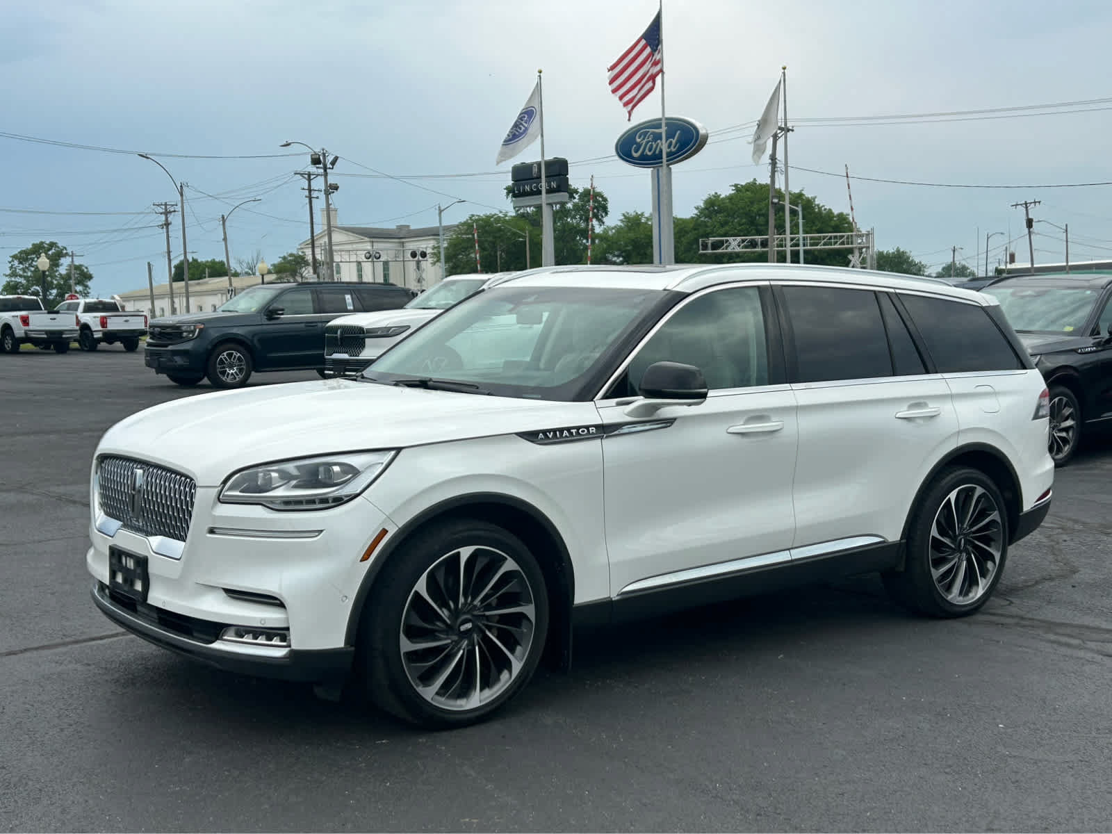 Used 2020 Lincoln Aviator Reserve w/ Equipment Group 202A AWD/4WD image 2