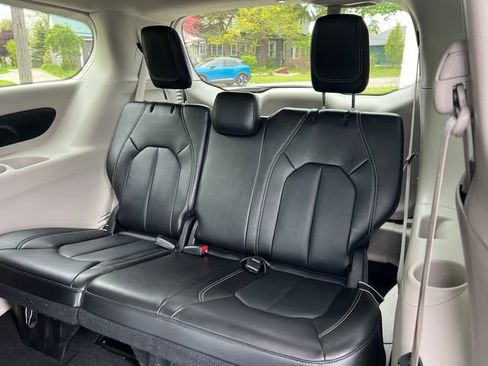 Used 2024 Chrysler Pacifica Touring-L FWD image 6