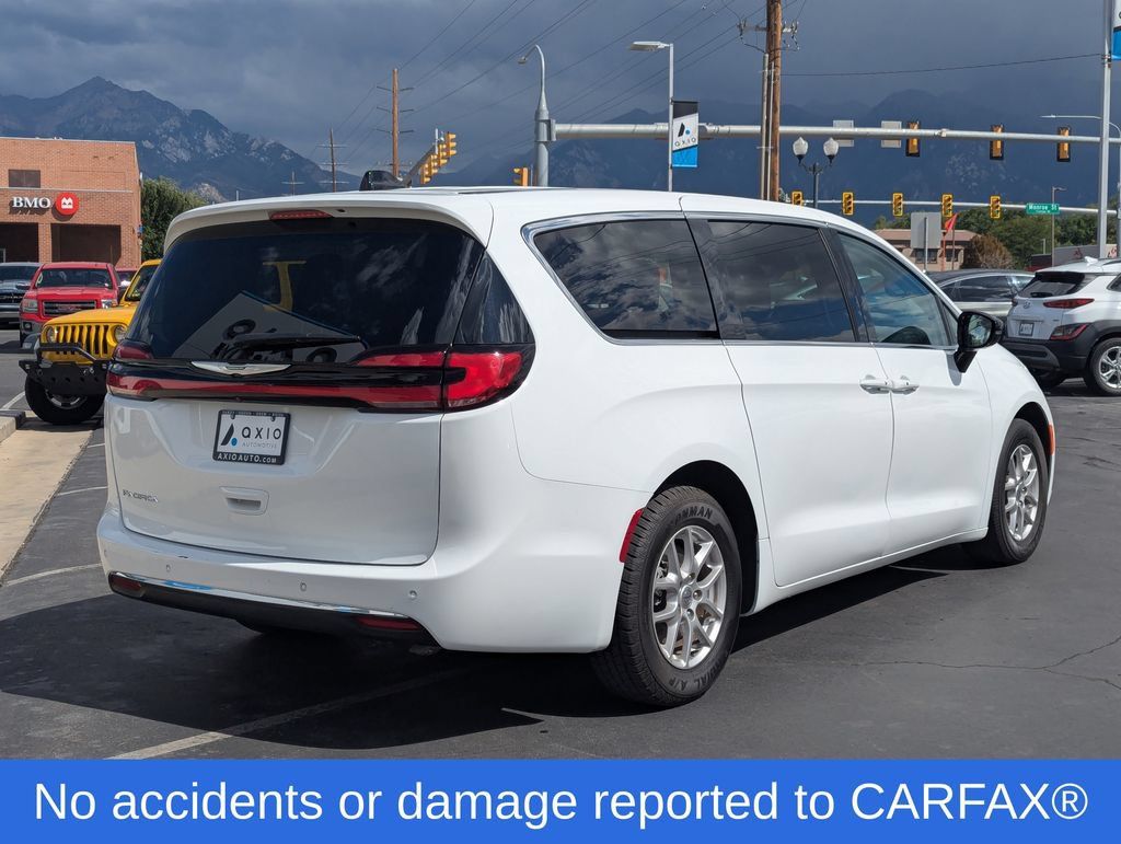 Used 2024 Chrysler Pacifica Touring-L FWD image 4
