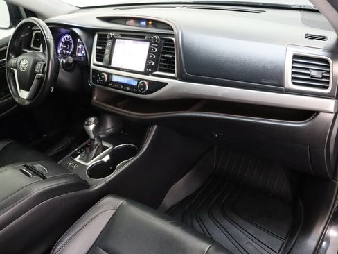 Used 2019 Toyota Highlander XLE FWD image 40