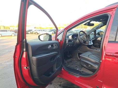 New 2026 Chrysler Pacifica Limited w/ Uconnect Theater Family Group image 10