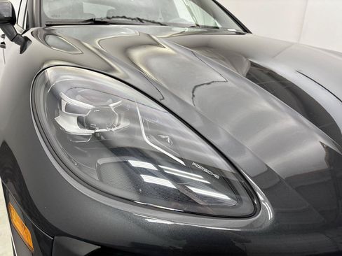 Used 2021 Porsche Macan w/ Premium Package AWD/4WD image 18