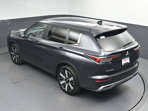 Used 2025 Mitsubishi Outlander AWD image 39