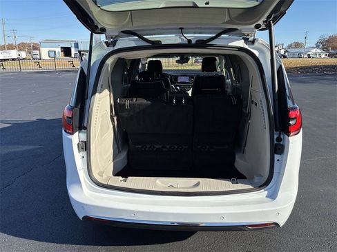 Used 2022 Chrysler Pacifica Limited w/ Uconnect Theater Family Group image 22