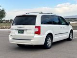 Used 2012 Chrysler Town & Country Touring image 5