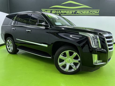 Used 2017 Cadillac Escalade Luxury AWD/4WD image 1