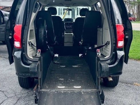 Used 2014 Dodge Grand Caravan SXT image 2