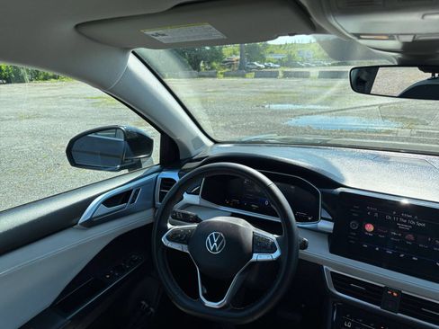 Used 2025 Volkswagen Taos SE AWD/4WD image 31
