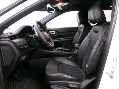 Used 2025 Jeep Compass Trailhawk AWD/4WD image 8