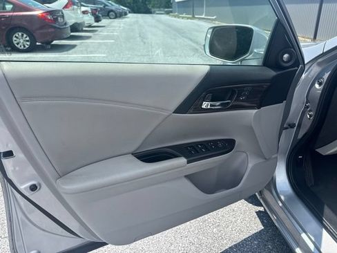 Used 2016 Honda Accord EX-L image 11