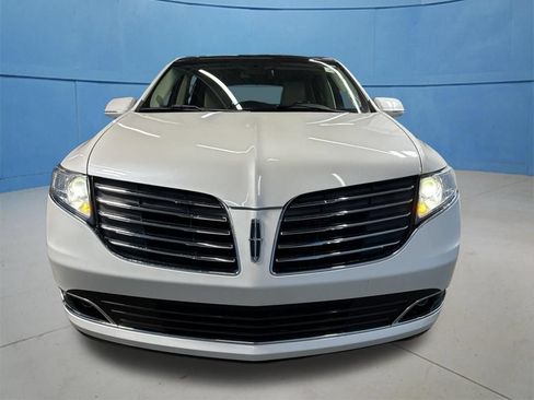 Used 2019 Lincoln MKT AWD image 4