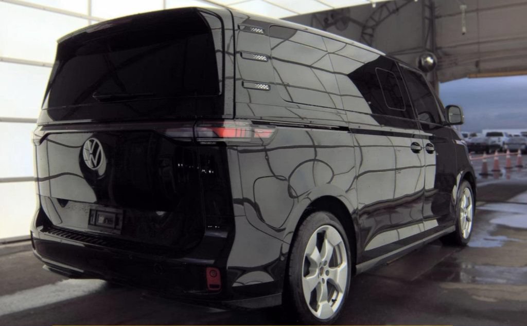 Used 2025 Volkswagen ID. Buzz Pro S RWD image 5