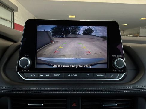 Used 2025 Nissan Rogue SV FWD image 31