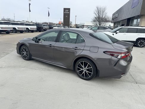 Used 2023 Toyota Camry SE image 3