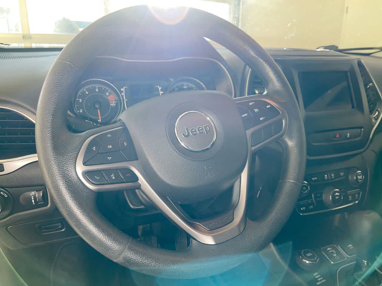 Used 2021 Jeep Cherokee Latitude AWD/4WD image 14