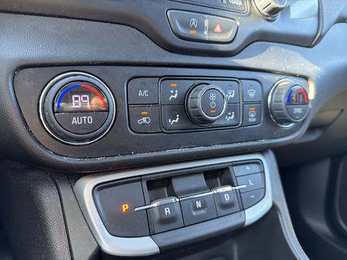 Used 2022 GMC Terrain SLT w/ Tech Package image 21