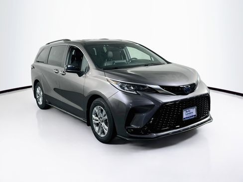 Used 2022 Toyota Sienna XSE AWD/4WD image 3