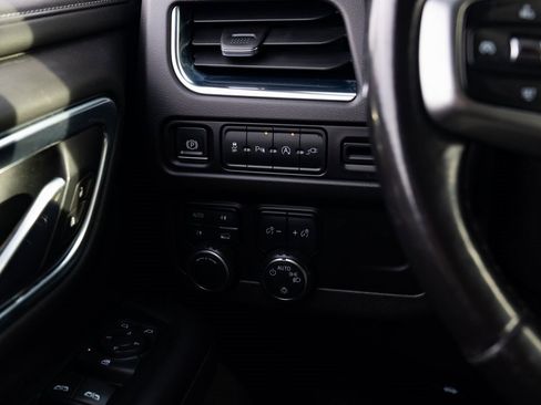 Used 2021 Chevrolet Suburban LT image 12