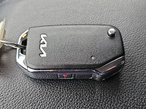 Used 2025 Kia Sportage LX FWD image 34