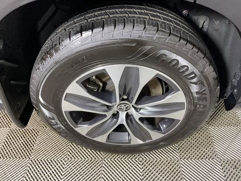 Used 2022 Toyota Highlander XLE image 10