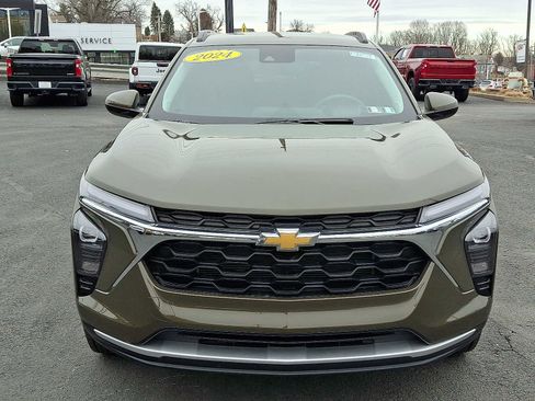 Used 2024 Chevrolet Trax LT image 2