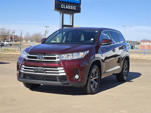 Used 2017 Toyota Highlander LE image 3