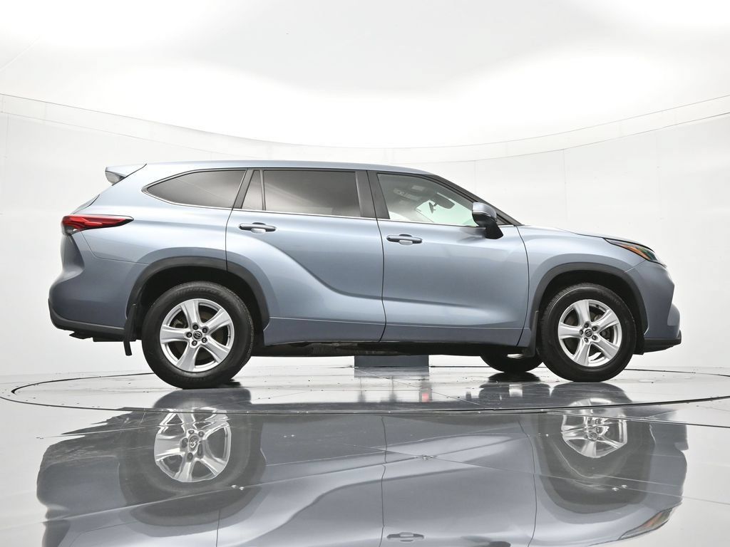 Used 2023 Toyota Highlander LE AWD/4WD image 39