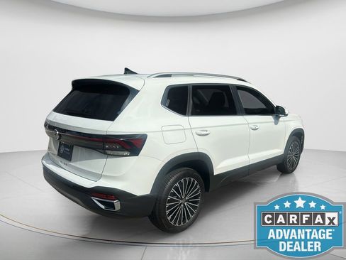 Used 2025 Volkswagen Taos SE w/ Panoramic Sunroof Package image 6