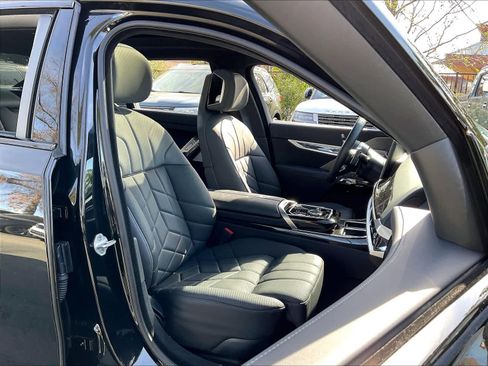 Used 2025 BMW 750e xDrive image 9
