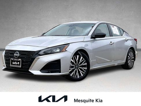 Used 2024 Nissan Altima 2.5 SV image 1