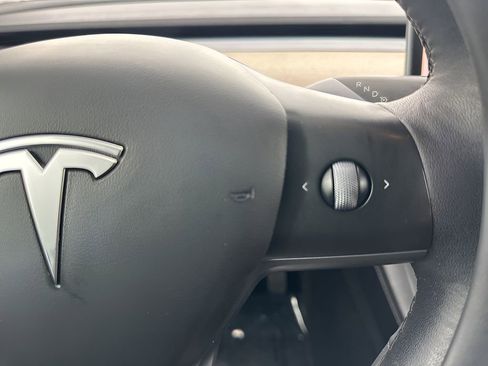Used 2022 Tesla Model Y Long Range image 17