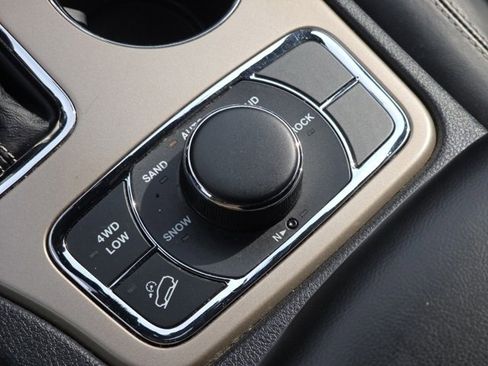 Used 2017 Jeep Grand Cherokee Limited w/ Luxury Group II image 18