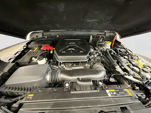 Used 2022 Jeep Wrangler Sahara w/ Cold Weather Group image 34