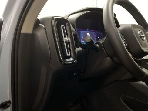 Used 2025 Volvo XC40 B5 Plus image 16