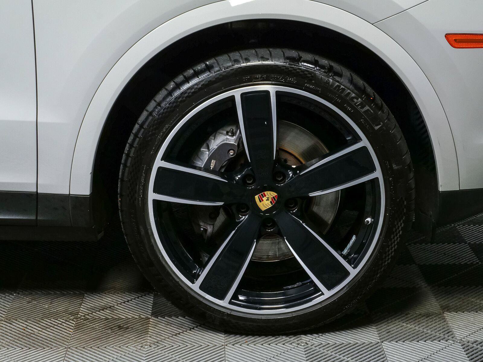 Certified 2023 Porsche Cayenne AWD/4WD image 40
