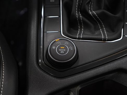 Used 2022 Volkswagen Tiguan SE image 21