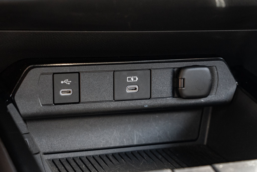 Used 2025 Toyota Prius Plug-In Hybrid FWD image 19