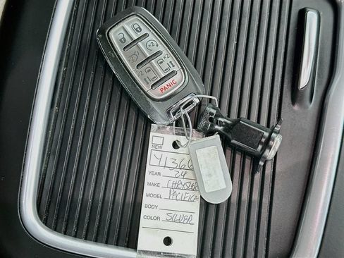 Used 2024 Chrysler Pacifica Touring-L FWD image 33