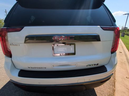 Used 2023 GMC Yukon AT4 w/ AT4 Premium Package AWD/4WD image 6