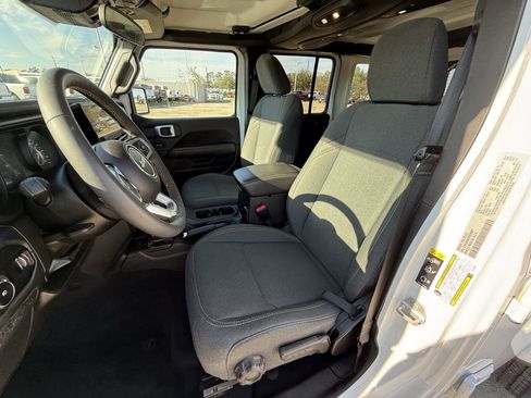 Used 2025 Jeep Wrangler Sahara image 26
