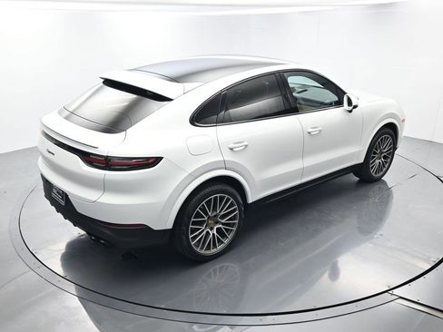 Certified 2022 Porsche Cayenne Platinum Edition image 41
