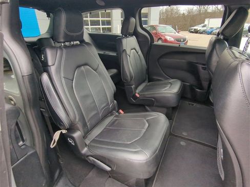 Used 2020 Chrysler Pacifica Touring-L w/ Advanced Safetytec Group image 27