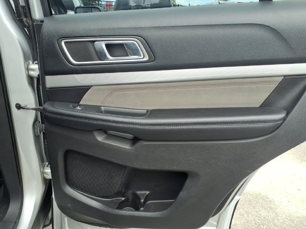 Used 2017 Ford Explorer XLT w/ Equipment Group 202A AWD/4WD image 15