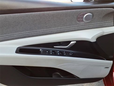 Certified 2025 Hyundai Elantra Limited image 12