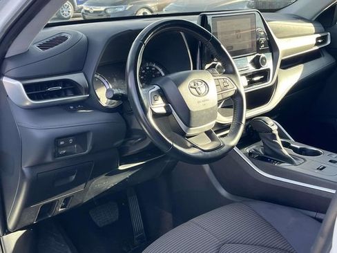 Used 2023 Toyota Highlander L image 12